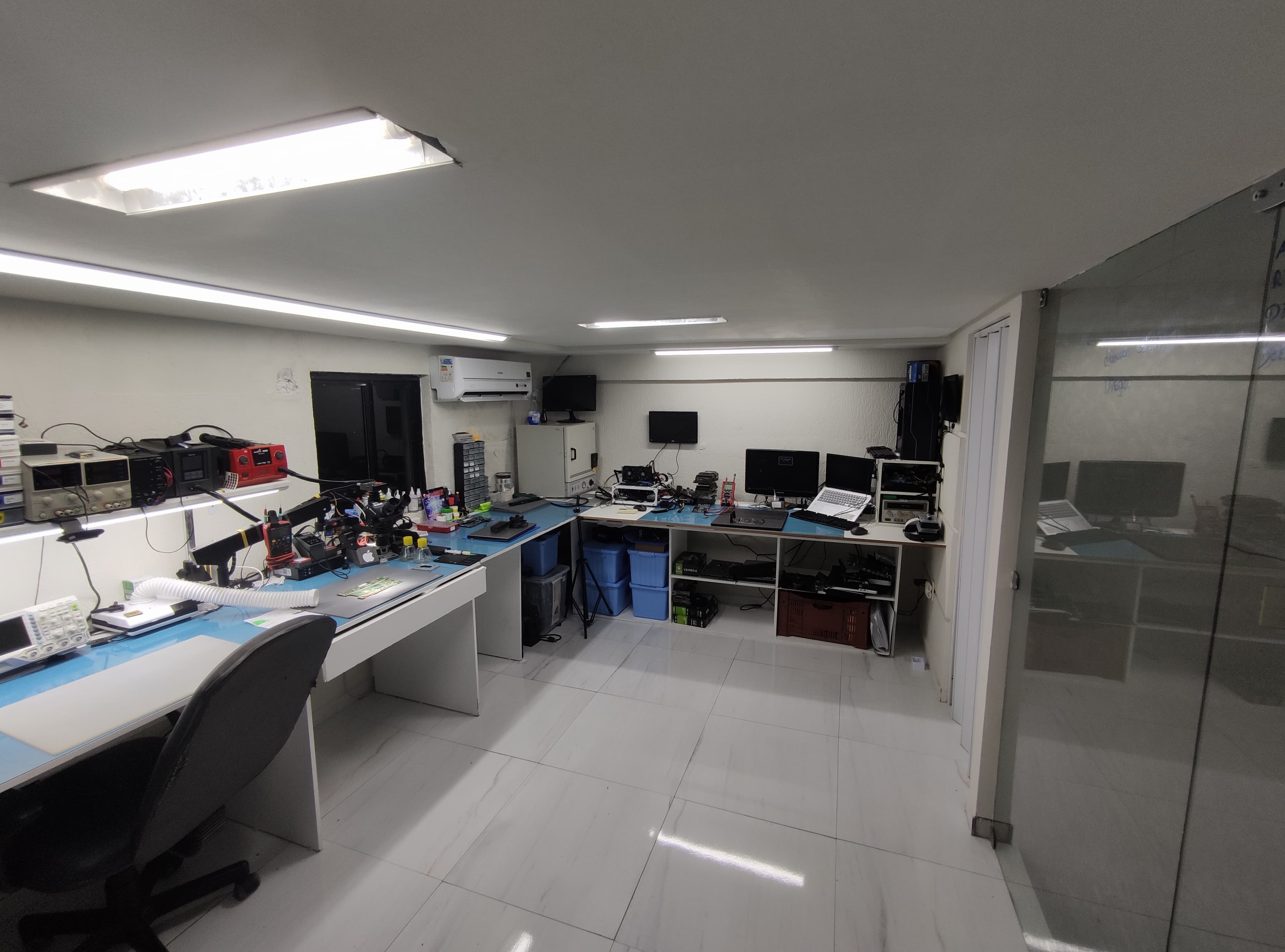 Visão ampla das bancadas do laboratório da Solução TI