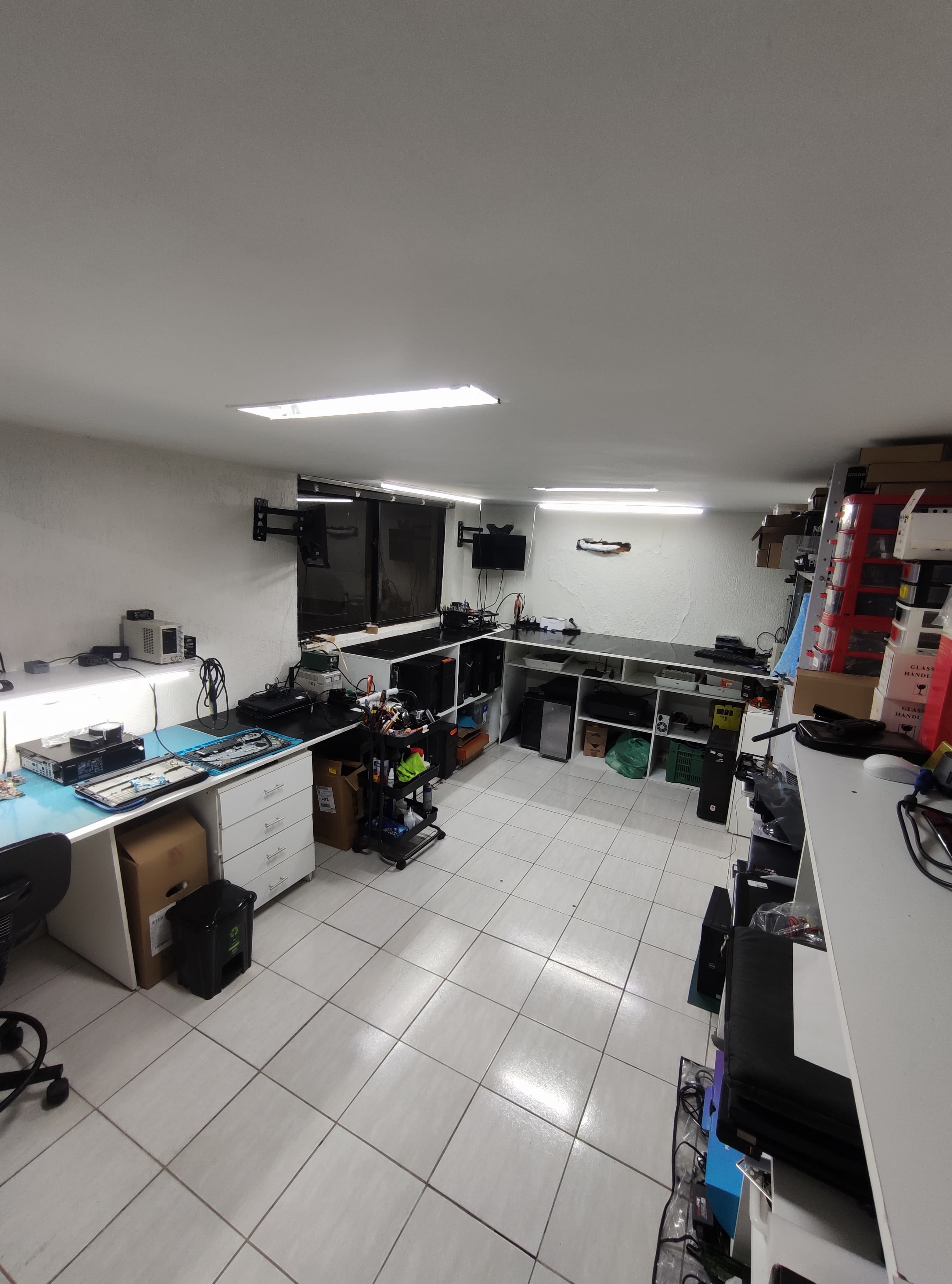 Área técnica para manutenção de notebooks e computadores